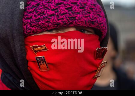 Moscou, Russie. 7 novembre 2020 UN homme portant un masque facial avec des badges soviétiques est vu sur la place Manezhnaya lors d'une procession organisée par les communistes de Russie dans le centre de Moscou, marquant le 103e anniversaire de la révolution bolchevique du 1917 octobre sur la place Rouge, en Russie Banque D'Images