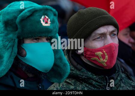 Moscou, Russie. 7 novembre 2020 UN peuple portant un masque facial pour se protéger contre le coronavirus est vu sur la place Rouge lors d'une procession organisée par les communistes de Russie pour marquer le 103e anniversaire de la révolution bolchevique du 1917 octobre sur la place Rouge dans le centre de Moscou, en Russie Banque D'Images