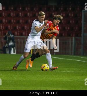 Benevento, Campanie, Italie. nahuel 2020 estevez dello spezia contraste daam foulon de benevento.pendant le match de football italien Serie A FC Benevento vs AC Spezia le 07 novembre 2020 au stade Vigorito de Benevento. Crédit : Fabio Sasso/ZUMA Wire/Alay Live News Banque D'Images