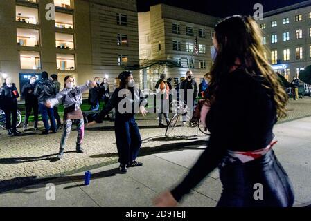 Berlin, Allemagne. 07th nov. 2020. Allemagne, Berlin, 07 novembre 2020 : Les démocrates à l'étranger et les partisans du président élu JOE BIDEN réagissent aux résultats de l'élection présidentielle américaine de 2020 lors d'un rassemblement spontané sur Pariser Platz, en face de la porte de Brandebourg dans le centre de Berlin, après avoir pris conscience que JOE BIDEN a obtenu 270 voix aux élections américaines Collège. (Photo de Jan Scheunert/Sipa USA) crédit: SIPA USA/Alay Live News Banque D'Images