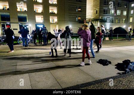 Berlin, Allemagne. 07th nov. 2020. Allemagne, Berlin, 07 novembre 2020 : Les démocrates à l'étranger et les partisans du président élu JOE BIDEN réagissent aux résultats de l'élection présidentielle américaine de 2020 lors d'un rassemblement spontané sur Pariser Platz, en face de la porte de Brandebourg dans le centre de Berlin, après avoir pris conscience que JOE BIDEN a obtenu 270 voix aux élections américaines Collège. (Photo de Jan Scheunert/Sipa USA) crédit: SIPA USA/Alay Live News Banque D'Images