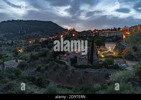 La ville de Valldemossa au coucher du soleil, l'heure bleue, l'une des plus belles villes d'Espagne. Banque D'Images