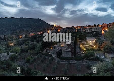 La ville de Valldemossa au coucher du soleil, l'heure bleue, l'une des plus belles villes d'Espagne. Banque D'Images