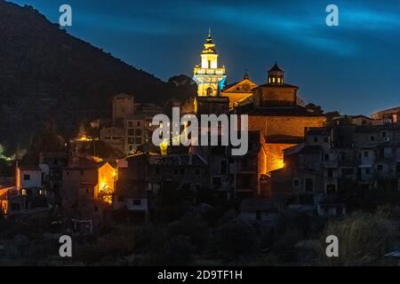 La ville de Valldemossa au coucher du soleil, l'heure bleue, l'une des plus belles villes d'Espagne. Banque D'Images