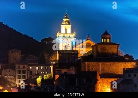 La ville de Valldemossa au coucher du soleil, l'heure bleue, l'une des plus belles villes d'Espagne. Banque D'Images