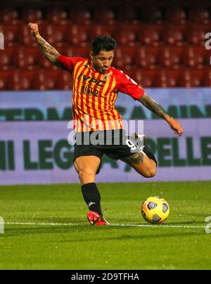 Benevento, Campanie, Italie. 7 novembre 2020. Pendant le match de football italien Serie A FC Benevento vs AC Spezia le 07 novembre 2020 au stade Vigorito à Benevento.in photo: Gianluca Lapadula - Benevento crédit: Fabio Sasso/ZUMA Wire/Alamy Live News Banque D'Images