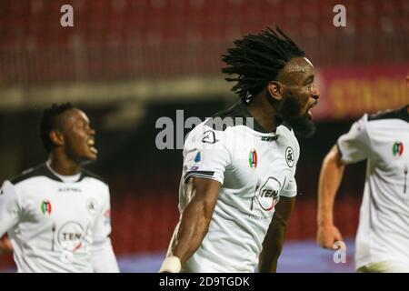 Benevento, Campanie, Italie. 7 novembre 2020. Mbala Nzola de Spezia célèbre le but avec ses coéquipiers.pendant le match de football italien série A FC Benevento vs AC Spezia le 07 novembre 2020 au stade Vigorito à Benevento.in photo: Crédit: Fabio Sasso/ZUMA Wire/Alay Live News Banque D'Images