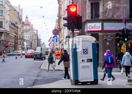 RIGA, LETTONIE. 19 octobre 2020. Toilette de la société TOI TOI dans la rue. La marque 'toi Toi' loue des toilettes bio dans 33 pays du monde. Banque D'Images