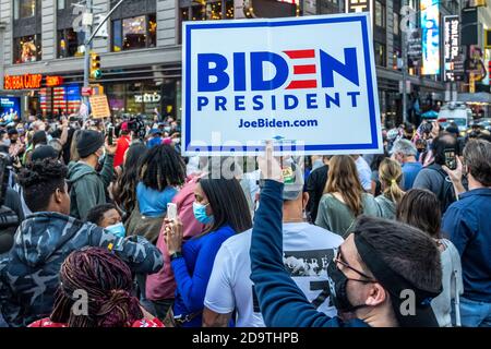 New York, États-Unis. 7 novembre 2020. Les gens portent des masques de visage lorsqu'ils célèbrent à New York Times Square après que la nouvelle a éclaté que l'ancien vice-président Joe Biden a remporté les élections présidentielles américaines. Biden a défait le président Donald Trump pour devenir le 46e président des États-Unis et Kamala Harris sera la première vice-présidente féminine. Credit: Enrique Shore/Alay Live News Banque D'Images