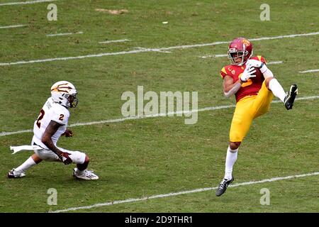 7 novembre 2020 Los Angeles, CA.USC le grand récepteur Amon-Ra St. Brown #8 fait le crochet en action pendant le quatrième trimestre le match de football NCAA entre les chevaux de Troie USC et les Sun Devils de l'État d'Arizona au Colisée de Los Angeles, Californie.les chevaux de Troie USC battez le Sun Devils de l'État d'Arizona 28-27.Louis Lopez/CSM Banque D'Images