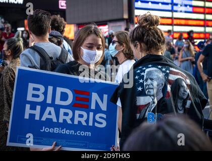 New York, États-Unis. 7 novembre 2020. Les gens portent des masques de visage lorsqu'ils célèbrent à New York Times Square après que la nouvelle a éclaté que l'ancien vice-président Joe Biden a remporté les élections présidentielles américaines. Biden a défait le président Donald Trump pour devenir le 46e président des États-Unis et Kamala Harris sera la première vice-présidente féminine. Credit: Enrique Shore/Alay Live News Banque D'Images