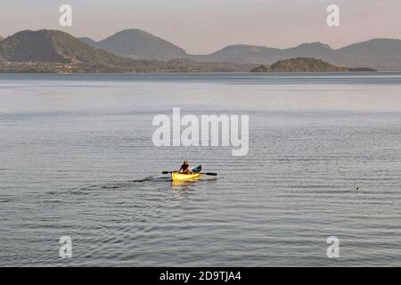 Un pêcheur de lignes un bateau traditionnel autour de la lagune près de Sontecomapan Sontecomapan, Veracruz, Mexique. Le lagon qui se jette dans le golfe du Mexique est l'un des mieux conservés humides côtières et les forêts de mangroves au Mexique et une partie de la réserve de la biosphère de Los Tuxtlas. Banque D'Images