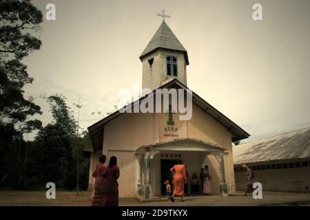 Congrégation d'église entrant dans le bâtiment de l'église de HKBP 'Lobustingkam' pour un service de masse dans le village de Nauli, district de Sitahuis, Central Tapanuli regency, province de Sumatra Nord, Indonésie. Banque D'Images