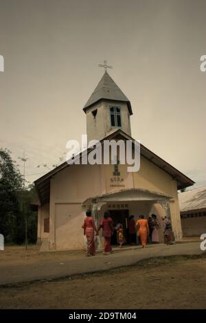 Congrégation d'église entrant dans le bâtiment de l'église de HKBP 'Lobustingkam' pour un service de masse dans le village de Nauli, district de Sitahuis, Central Tapanuli regency, province de Sumatra Nord, Indonésie. Banque D'Images