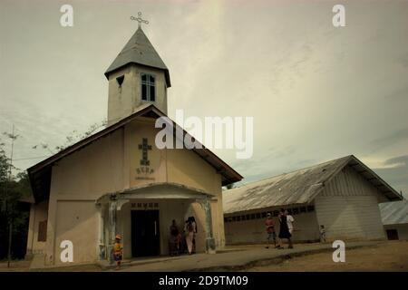 Congrégation d'église entrant dans le bâtiment de l'église de HKBP 'Lobustingkam' pour un service de masse dans le village de Nauli, district de Sitahuis, Central Tapanuli regency, province de Sumatra Nord, Indonésie. Banque D'Images