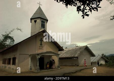 Congrégation d'église entrant dans le bâtiment de l'église de HKBP 'Lobustingkam' pour un service de masse dans le village de Nauli, district de Sitahuis, Central Tapanuli regency, province de Sumatra Nord, Indonésie. Banque D'Images