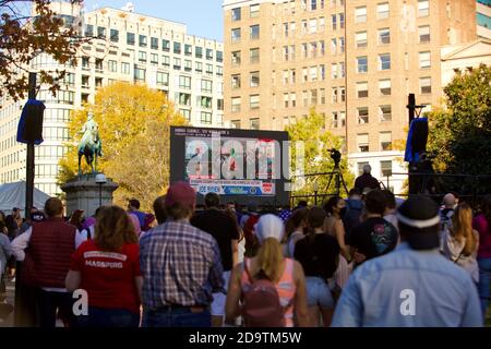 Washington, DC, Etats-Unis, 7 novembre 2020. En photo : les partisans de Biden / Harris ont regardé CNN sur un grand écran à McPherson Square, à deux pâtés de maisons de la Maison Blanche, à l'un des plus grands partis de rue de l'histoire de la ville majoritairement démocrate. Des milliers de Washingtoniens et de partisans de Biden / Harris sont venus à la Maison Blanche / Black Lives Matter Plaza et à d'autres endroits du centre-ville pour célébrer la victoire de Biden sur Trump et l'élection de la première vice-présidente féminine dans l'histoire du pays. Crédit : Allison C Bailey/Alay Live News Banque D'Images