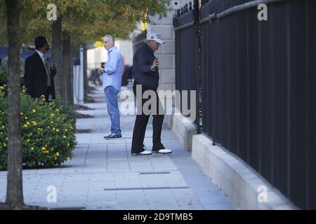 Washington, États-Unis d'Amérique. 07th nov. 2020. Le président des États-Unis Donald J. Trump revient à la Maison Blanche à Washington, DC après avoir joué au golf au club national de golf de Trump à Sterling, Virginie, le samedi 7 novembre 2020.Credit: Chris Kleponis/Pool via CNP *** Légende locale *** BSMID32140575 | usage Worldwide Credit: dpa/Alay Live News Banque D'Images