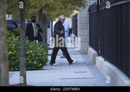 Washington, États-Unis d'Amérique. 07th nov. 2020. Le président des États-Unis Donald J. Trump revient à la Maison Blanche à Washington, DC après avoir joué au golf au club national de golf de Trump à Sterling, Virginie, le samedi 7 novembre 2020.Credit: Chris Kleponis/Pool via CNP *** Légende locale *** BSMID32140559 | usage Worldwide Credit: dpa/Alay Live News Banque D'Images