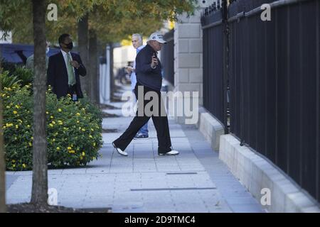 Washington, États-Unis d'Amérique. 07th nov. 2020. Le président des États-Unis Donald J. Trump revient à la Maison Blanche à Washington, DC après avoir joué au golf au club national de golf de Trump à Sterling, Virginie, le samedi 7 novembre 2020.Credit: Chris Kleponis/Pool via CNP *** Légende locale *** BSMID32140556 | usage Worldwide Credit: dpa/Alay Live News Banque D'Images