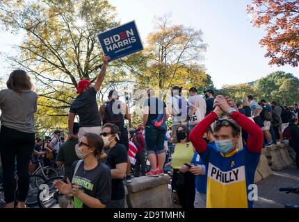 Washington, États-Unis. 7 novembre 2020. Les gens se rassemblent près de la Maison Blanche à Washington, DC, aux États-Unis, le 7 novembre 2020. Joe Biden, le candidat à la présidence démocrate des États-Unis, a été projeté samedi par plusieurs médias américains pour être le gagnant de l'élection de 2020. Le président en exercice Donald Trump a déclaré que l'élection était « loin d'être terminée », promettant de prendre des mesures juridiques. Credit: Liu Jie/Xinhua/Alay Live News Banque D'Images