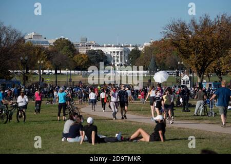 Washington, États-Unis. 7 novembre 2020. Les gens se rassemblent près de la Maison Blanche à Washington, DC, aux États-Unis, le 7 novembre 2020. Joe Biden, le candidat à la présidence démocrate des États-Unis, a été projeté samedi par plusieurs médias américains pour être le gagnant de l'élection de 2020. Le président en exercice Donald Trump a déclaré que l'élection était « loin d'être terminée », promettant de prendre des mesures juridiques. Credit: Liu Jie/Xinhua/Alay Live News Banque D'Images
