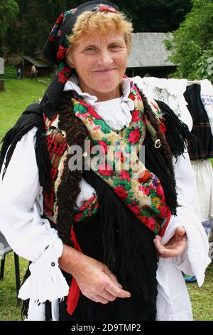 Femme portant des vêtements traditionnels du comté de Brasov, Roumanie Banque D'Images