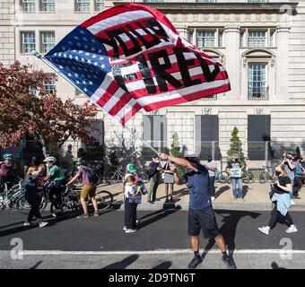 Washington, District de Columbia, États-Unis. 07th nov. 2020. Les gens célèbrent près de Black Lives Matter Plaza après que la course présidentielle de 2020 a été appelée pour le candidat démocrate, Joe Biden. C'est la Pennsylvanie qui a mis M. Biden au-dessus du seuil de 270 voix. Le président Trump continue de déposer des poursuites judiciaires contestant les résultats dans les États qu’il a perdus, mais il semble n’avoir que peu d’espoir de renverser la décision du peuple américain de le retourner dans sa tentative de réélection. Crédit : Brian Cahn/ZUMA Wire/Alay Live News Banque D'Images