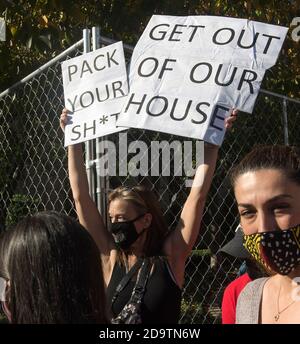 Washington, District de Columbia, États-Unis. 07th nov. 2020. Les gens célèbrent près de Black Lives Matter Plaza après que ithe 2020 course présidentielle a été appelé pour le candidat démocrate, Joe Biden. C'est la Pennsylvanie qui a mis M. Biden au-dessus du seuil de 270 voix. Le président Trump continue de déposer des poursuites judiciaires contestant les résultats dans les États qu’il a perdus, mais il semble n’avoir que peu d’espoir de renverser la décision du peuple américain de le retourner dans sa tentative de réélection. Crédit : Brian Cahn/ZUMA Wire/Alay Live News Banque D'Images