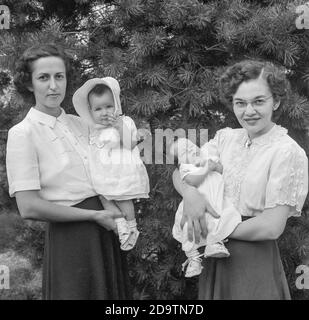 1949 jeunes mères posent avec leurs bébés, Pennsylvanie, États-Unis Banque D'Images