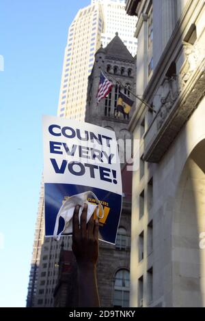 Pittsburgh, États-Unis. 07th nov. 2020. Les manifestants pour Black Lives Matter et le soutien du président élu Joe Biden se joignent et marchent dans l'immeuble du comté de la ville dans le centre-ville de Pittsburgh le samedi 7 novembre 2020. Photo par Archie Carpenter/UPI crédit: UPI/Alay Live News Banque D'Images