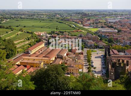 Ville de Soave, Italie, vue de son château Banque D'Images