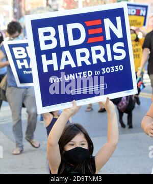 Pittsburgh, États-Unis. 07th nov. 2020. Un jeune partisan du président élu Joe Biden se joint à la marche du côté sud de Pittsburgh à l'édifice City County dans le centre-ville le samedi 7 novembre 2020. Photo par Archie Carpenter/UPI crédit: UPI/Alay Live News Banque D'Images