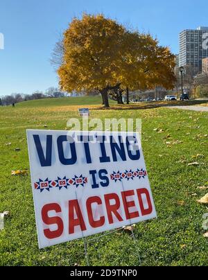 Milwaukee, Wisconsin, États-Unis. 7 novembre 2020. Un signe qui se lit comme « vote est sacré » est visible dans Veterans Park, sur la rive du lac Michigan à Milwaukee, le samedi 7 novembre 2020, peu après que l'ancien vice-président Joseph Biden ait été déclaré vainqueur de l'élection présidentielle de 2020. (Image de crédit : © Mark HertzbergZUMA Wire) Banque D'Images