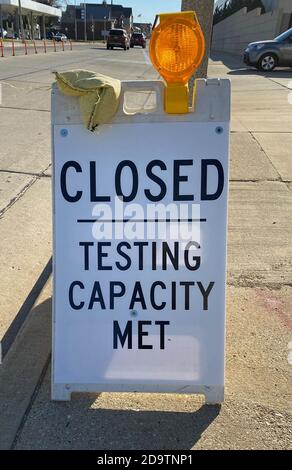 South Milwaukee, Wisconsin, États-Unis. 7 novembre 2020. Comme le reste des infections à coronavirus continuent à souffrir dans le Wisconsin, un panneau dans un centre de tests dans le sud de Milwaukee, Wisconsin samedi 7 novembre 2020 proclame qu'aucun autre test ne peut être effectué ce jour-là parce que le site, à droite, a été rempli à la capacité de test. (Image de crédit : © Mark HertzbergZUMA Wire) Banque D'Images