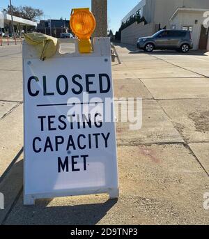 South Milwaukee, Wisconsin, États-Unis. 7 novembre 2020. Comme le reste des infections à coronavirus continuent à souffrir dans le Wisconsin, un panneau dans un centre de tests dans le sud de Milwaukee, Wisconsin samedi 7 novembre 2020 proclame qu'aucun autre test ne peut être effectué ce jour-là parce que le site, à droite, a été rempli à la capacité de test. (Image de crédit : © Mark HertzbergZUMA Wire) Banque D'Images