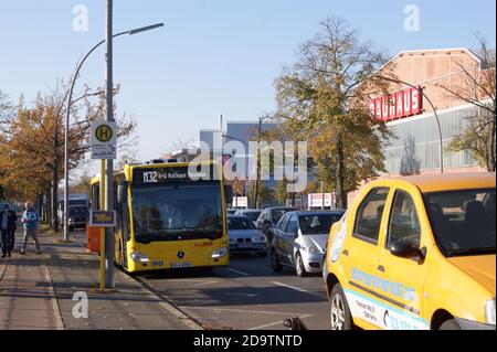 O-bus: Auf dem Brunsbütteler Damm in Berlin-Spandau sollen zukünftig Oberleitungsbusse fahren. Banque D'Images