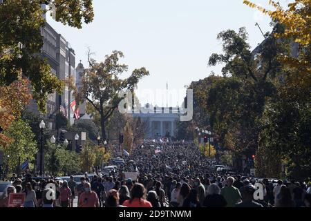 Washington, États-Unis. 07th nov. 2020. LES AMÉRICAINS se rassemblent dans la rue autour de la Maison Blanche pour célébrer Joe Biden comme président élu, aujourd'hui le 07 novembre 2020 à Washington DC, États-Unis. (Photo de Lénine Nolly/Sipa USA) Credit: SIPA USA/Alay Live News Banque D'Images