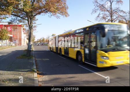 O-bus: Auf dem Brunsbütteler Damm in Berlin-Spandau sollen zukünftig Oberleitungsbusse fahren. Banque D'Images