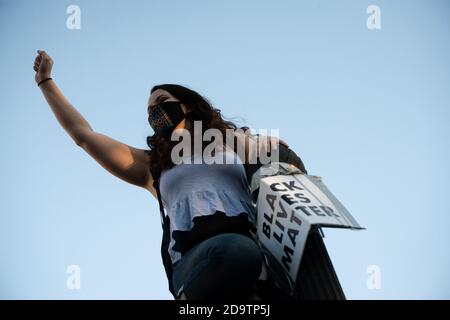 Washington, États-Unis. 07th nov. 2020. Des foules se rassemblent au milieu des milliers de Black Lives Matter Plaza pour célébrer la déclaration de l'ancien vice-président Joe Biden et du sénateur Kamala Harris en tant que gagnants de l'élection présidentielle de 2020, à Washington, DC, le 7 novembre 2020, dans le contexte de la pandémie du coronavirus. Après que l'Associated Press ait déclaré la Pennsylvanie et le Nevada pour Biden et Harris, obtenant 270 votes au collège électoral, des célébrations impromptues ont éclaté alors que le président Trump refusait de concéder la défaite. (Graeme Sloan/Sipa USA) Credit: SIPA USA/Alay Live News Banque D'Images