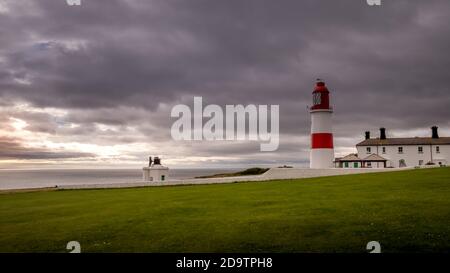 Phare de Souter contre un éclairage spectaculaire et le ciel à Marsden Village, Tyne et Wear Banque D'Images