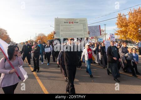 Aylmer, Canada - 7 novembre 2020. Ignorant les ordonnances d'urgence provinciales et les responsables locaux de la santé publique avertissant de ne pas tenir la manifestation, le pasteur Henry Hildebrandt de l'Église de Dieu a organisé une marche de protestation anti-masque qui a vu plus de 1100 personnes assister à la manifestation. Hildebrandt qui a prêché à ses congrégants pour 'se faire sortir de la télévision, il n'y a plus de cas.' Hildebrandt a défié les ordres depuis le début de la pandémie COVID-19, lorsqu'il a continué de tenir des services religieux. Mark Spowart/Alamy Live News Banque D'Images