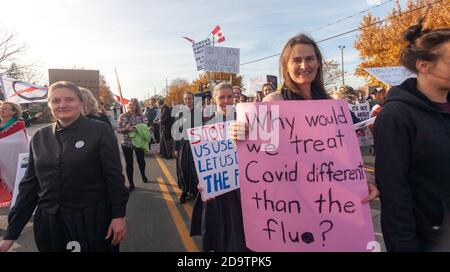 Aylmer, Canada - 7 novembre 2020. Ignorant les ordonnances d'urgence provinciales et les responsables locaux de la santé publique avertissant de ne pas tenir la manifestation, le pasteur Henry Hildebrandt de l'Église de Dieu a organisé une marche de protestation anti-masque qui a vu plus de 1100 personnes assister à la manifestation. Hildebrandt qui a prêché à ses congrégants pour 'se faire sortir de la télévision, il n'y a plus de cas.' Hildebrandt a défié les ordres depuis le début de la pandémie COVID-19, lorsqu'il a continué de tenir des services religieux. Mark Spowart/Alamy Live News Banque D'Images