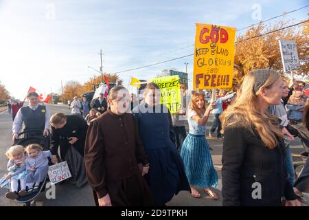 Aylmer, Canada - 7 novembre 2020. Ignorant les ordonnances d'urgence provinciales et les responsables locaux de la santé publique avertissant de ne pas tenir la manifestation, le pasteur Henry Hildebrandt de l'Église de Dieu a organisé une marche de protestation anti-masque qui a vu plus de 1100 personnes assister à la manifestation. Hildebrandt qui a prêché à ses congrégants pour 'se faire sortir de la télévision, il n'y a plus de cas.' Hildebrandt a défié les ordres depuis le début de la pandémie COVID-19, lorsqu'il a continué de tenir des services religieux. Mark Spowart/Alamy Live News Banque D'Images