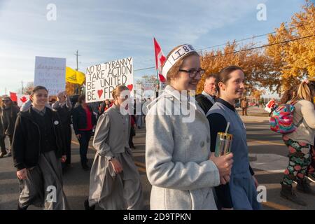 Aylmer, Canada - 7 novembre 2020. Ignorant les ordonnances d'urgence provinciales et les responsables locaux de la santé publique avertissant de ne pas tenir la manifestation, le pasteur Henry Hildebrandt de l'Église de Dieu a organisé une marche de protestation anti-masque qui a vu plus de 1100 personnes assister à la manifestation. Hildebrandt qui a prêché à ses congrégants pour 'se faire sortir de la télévision, il n'y a plus de cas.' Hildebrandt a défié les ordres depuis le début de la pandémie COVID-19, lorsqu'il a continué de tenir des services religieux. Mark Spowart/Alamy Live News Banque D'Images