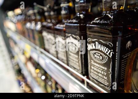 Rangée de bouteilles Jack Daniels Whiskey sur une étagère de supermarché Banque D'Images