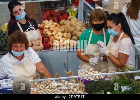 Bucarest, Roumanie - 11 août 2020 : les stands du nouveau marché agroalimentaire Piața Sudului lors de la présentation organisée par le maire du secteur 4 Banque D'Images