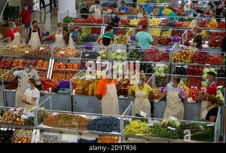 Bucarest, Roumanie - 11 août 2020 : les stands du nouveau marché agroalimentaire Piața Sudului lors de la présentation organisée par le maire du secteur 4 Banque D'Images