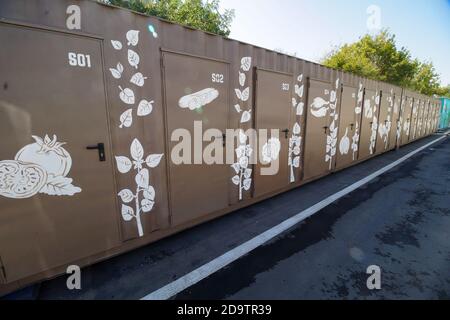 Bucarest, Roumanie - 11 août 2020 : le nouveau marché agroalimentaire Piața Sudului lors de la présentation organisée par le maire du secteur 4 de Bucarest Banque D'Images