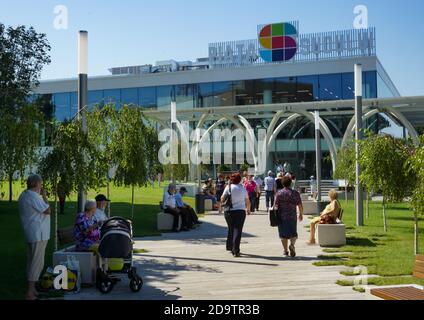 Bucarest, Roumanie - 11 août 2020 : le nouveau marché agroalimentaire Piața Sudului lors de la présentation organisée par le maire du secteur 4 de Bucarest Banque D'Images